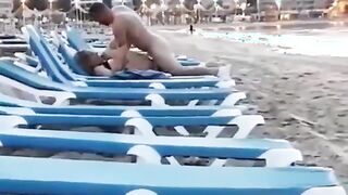اتنين شراميط  منتديات سكس  موقع موزة متناكة  هايجين بينيكها عالبحر ومش فارق معاه الناس ومش قادر يطلعه من كسها وهي بتصوت منه جاامد حتي البكا