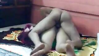 اللبوه عالسرير بقميص نومها الاخضر  سكس مصري بتسرح بالمشط في شعرها الطويل وجوزها بيشوفها بيهيج عليها وبيزوقها ينومها علي بطنها وبيرزع في كسها اوي