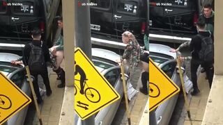الواد الهيجان بيركن عربيته في الجراش وهاج زوبره علي مزه حلوه لقيها بتركن عربيتها ةوبينزلها سكس مصري  الاندر بتاعها وبيركع تحتها يلحس في كسها اوي