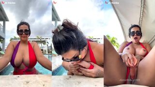 المتناكه قاعده في الجنينه الفيلا وفاتحه كسها اوي وفشخاه فشخ  سكس مصري جديد   موقع موزة متناكة   وبتجي تبل صباعها من بوقها وتزفلط بيه كسها وبتنيك في نفسها اوي