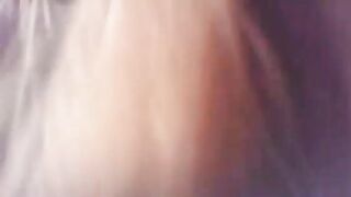 البنت قالعه من غير لبس وهي واقفه بتهز في وسطها اوي وبتلعب في شهرها الاصفر  سكس عربي والراجل واقف بزوبره الكبير بيلعب فيه ويسخنه جنبها