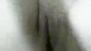 البنت المتناكه  سكس مترجم واقفه في غرفه لوحدها وبتقلع الكاش ميوه الاحمر براحه اوي وبتبين تفاصيل جسمها الطلق وبتحسس عليه