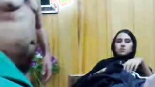 المعلمه لابسه العبتايه السوده وقاعده عالكرسي في الصاله ورجلبيها علي بعض وبتبص  سكس مترجم عالخول بتاعها الصبي ال جيباه تنام معاها وهو واقف مطلع زوبره بيلعب فيه