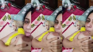 اللبوه الفاجر ماسكه بزها الكبير هي ونايمه  سكس مصري جديد عالسرير وبترضع فيه بيحنلها صدرها بينزل لبن في بوقها وتشرب