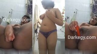 البنت المتناكه نايمه علي الارض في الحمام وفاتحه رجليها بتدخل علبه الشامكبو  سكس مترجم في كسها وبتطلع فيها وبتقوم تلعب في صدرها وتعصرهم