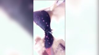 الشرموطه قالعه بالاندر والستيانه وماسكه التلفون بتصور  سكس مصري جديد في جسمها النار وبتحسس عليه اوي وتمشي صوابع يديها علي كسها وبزازها وكل حته في جسمها