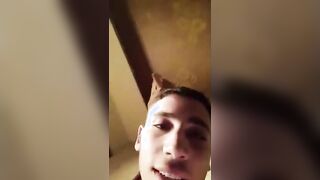 البنت طالعه ةمن الحمام واخده شاور لجوزها حبيبها وبتقلع الروب الابيض ال لابساه  سكس من الحمام وبيحضنها اوي ويضمها لصدره