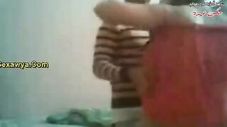 الشرموطه نايمه ملط السرير من غير هدوم وجوزها بيجي يصحيها ويحك زوبره في طيزها وبيقولها هيجان اوي تعالي نسهرو نيك للصبح سكس مصري