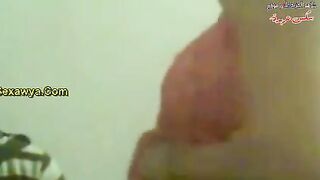 الشرموطه نايمه ملط السرير من غير هدوم وجوزها بيجي يصحيها ويحك زوبره في طيزها وبيقولها هيجان اوي تعالي نسهرو نيك للصبح سكس مصري