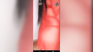 البت الشرموطه لابسه الروب الاحمر الشفاف فقط وبتهز في جسمها اوي وطيزها بتلوق بتروح وبتجي وبتغير هدومها بسرعه بقميص تان  سكس مصري وشغاله تهز في بزازها ولحم كسها بيهتز من الورم