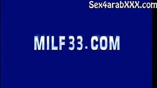 ام كس منتوف وبز مكشوف نايمه فوق صاحب جوزها وزوبره الكبير بيدخله في كسها وبينيك فيها اوي وهي فوق منه بتتنطط عليه اوي وبزازها  سكس مصري بتترقص وهو بيشدها من صدرها وبينيك جامد