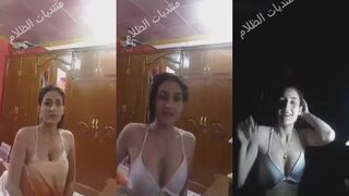 الوليه بتكلم جوزها فيديو وهو في الشغل ولابسه القميص  سكس اجنبي ال بيحبه وبتقوله يلا مستنياك تنام معهاي وبتنزل القميص لتحت وبتطلعله بزازها تعصر فيهم وتسخنه
