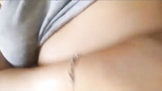 البنت الحامل سكس اجنبي  رافعه التيشرت لفوق وبتحسس علي بطنها بيدجيها وتلعب فيها وتنزل يديها لكسها هي وواقفه بتبعبص فيه