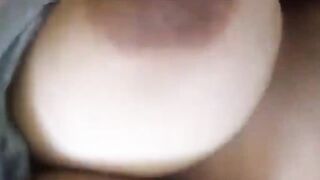 البنت الحامل سكس اجنبي  رافعه التيشرت لفوق وبتحسس علي بطنها بيدجيها وتلعب فيها وتنزل يديها لكسها هي وواقفه بتبعبص فيه