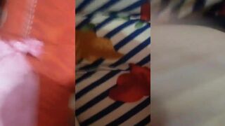 البنت الشرموطه بتقلع قميصها الاحمر وبتلعب في كسها هي وقاعده عالارض  سكس اجنبي بتنزل لبنها ال واكلها اوي علي ايديها وبتاخدهم تدعك بيهم صدرها