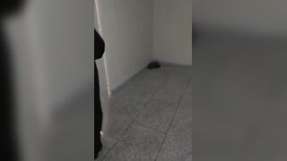 المتناكه واقفه مفلقسهة طيزها وبتهز اوي وترقصها يمين وشمال  سكس اجنبي وبتلف صباعها بتبعبص بيه خرم طيزها وتشمه بتهيج علي ريحته