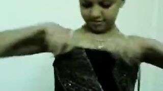 البنت الصغيره بتقلع لاخوها في الاوضه بتعمل  سكس اجنبي زي مهو بيقولها وتلعب في مكسها قدامه وهو ماسك زوبره بيحكه في كسها من بره