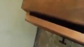 البنت نايمه وطايزها مكشوفه وبيدخل عليها اخوها  سكس اجنبي هي ونايمه بيحسس علي طيزها بيديه وبيقفشهم اوي ويمسك فيهم وهو زوبره واقف