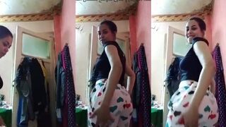 البنت الصغيره الفاجره في الاوضه بتكلم سكس اجنبي  الموز بتاعها وبتقلع له لبسها كله وبيفرجها علي زوبره الكبير وهو بيلعب فيه