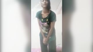 البنت الشرموطه واقفه بتقلع هدومها وهي واقفه بتلف في جسمها اوي وتلعب في بزازها وتضرب علي طيازها الشرموطه هي وواقفه سكس مترجم عربي