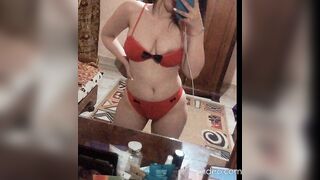 الشرموطه لابسه  سكس مترجم عربي القميص الاخمر الصضيق هيتقطع من علي جسمها وبتطلع بزازها المكبار لبره بيض اوي وبتعصر فيهم