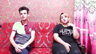 البنت الشرموطه واخوها مستضفين سكس مترجم عربي  ضصاحب اخوها عندهم وهي بتقدمله العصير وشغاله تتلزق فيه وتحك في جسمه وهو مكسوف مننها