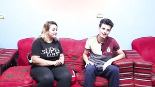 البنت الشرموطه واخوها مستضفين سكس مترجم عربي  ضصاحب اخوها عندهم وهي بتقدمله العصير وشغاله تتلزق فيه وتحك في جسمه وهو مكسوف مننها