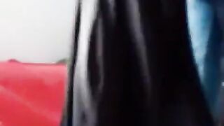 البنت منزله البنطلون بتاعها والاندر لرجليها وهي واقفه وواخدها اخوها في حضنه اوي وماسك طيزها وهو سكس مترجم عربي  قالع البنطلون بيحك زوبره في كسها بيسخن فيه علشان يوقف