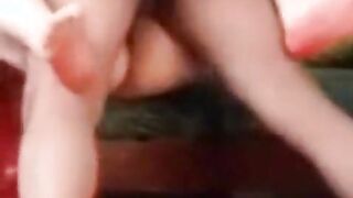 البنت منزله البنطلون بتاعها والاندر لرجليها وهي واقفه وواخدها اخوها في حضنه اوي وماسك طيزها وهو سكس مترجم عربي  قالع البنطلون بيحك زوبره في كسها بيسخن فيه علشان يوقف