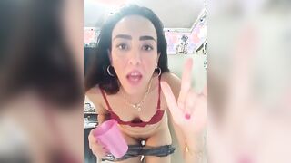 البنت الشرموطه في المطبخ لابسه القطعتين الانجري وبتكلم جحبيبها  سكس مترجم عربي شات وهي بتقلعله هدومها في المطبخ وتلعب في بزازها