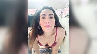 البنت الشرموطه في المطبخ لابسه القطعتين الانجري وبتكلم جحبيبها  سكس مترجم عربي شات وهي بتقلعله هدومها في المطبخ وتلعب في بزازها
