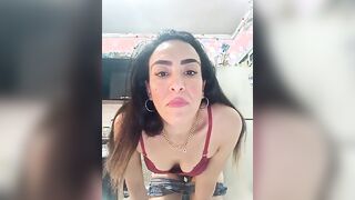 البنت الشرموطه في المطبخ لابسه القطعتين الانجري وبتكلم جحبيبها  سكس مترجم عربي شات وهي بتقلعله هدومها في المطبخ وتلعب في بزازها