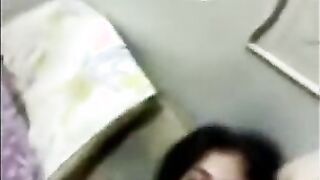 البنت الشرموطه عالسرير قاعده مستنيه راجلها الفحل ينيكها وبتتكلم  سكس مصري جامد معاه وهو بيقلع هدومه كلها بيستعد للنوم معاها