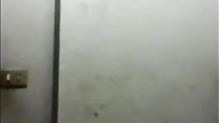 البنت الشرموطه عالسرير قاعده مستنيه راجلها الفحل ينيكها وبتتكلم  سكس مصري جامد معاه وهو بيقلع هدومه كلها بيستعد للنوم معاها