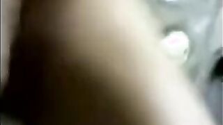 البنت الشرموطه عالسرير قاعده مستنيه راجلها الفحل ينيكها وبتتكلم  سكس مصري جامد معاه وهو بيقلع هدومه كلها بيستعد للنوم معاها