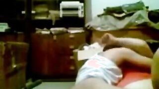 الراجل في الشغل جايب الشرموطه بتاعته في المخزن ومنومعها  سكس نار علي كرتون في الارض وبيبوس ويحضن فيها وهو قالع هدومه ال من تحت بس وبيحسس زوبره في كسها