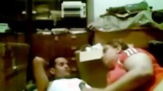 الراجل في الشغل جايب الشرموطه بتاعته في المخزن ومنومعها  سكس نار علي كرتون في الارض وبيبوس ويحضن فيها وهو قالع هدومه ال من تحت بس وبيحسس زوبره في كسها