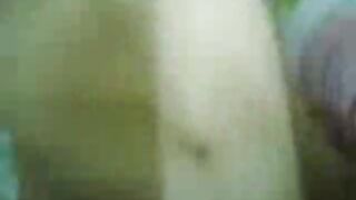 البنت الشرموطه نايمه عالسلرير بتلعب في صدرها والراجل جوزها  سكس نار مدخل زوبره في كسها بينيك فيها براحه اوي وبموحن وبيمسكها من رقبتها بينام عليها بيبوس ف رقبتها