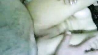 البنت الشرموطه نايمه عالسلرير بتلعب في صدرها والراجل جوزها  سكس نار مدخل زوبره في كسها بينيك فيها براحه اوي وبموحن وبيمسكها من رقبتها بينام عليها بيبوس ف رقبتها
