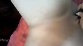 البنت نايمه  سكس نار عالارض بتلعب في كسها بزوبر صناعي اسود بينيك فيها وهي متكيفه اوي وبتطلع وتدخل فيها بكسها