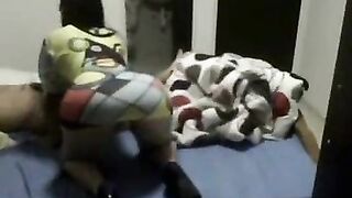 البنت المسيطره منومه راجلها عالسرير وهي فوق منه بتدخل سكس نار  زوبره في كسها وشغال فيها نيك هي ال بتحرك زوبره في كسها وتميل في طيزها من ورا اوي