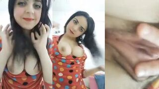 البنت الفاجره واقفه بالبيجامه بتاعتها  سكس نار ومطلعه بزازها الصغيرين لبره بتمسك فيهم وشغاله ترضعهم ببوقها وتلحس في حلمتها