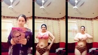 البنت الشرموطه خلصت نيك مع حبيبها وواقفه في الصاله بتلبس سكس نار  الهدوم بتاعتها وهو قاعد بيتفرج عليها بعد مخلص نيك معاها