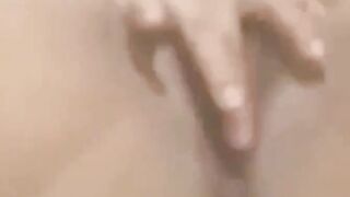 البنت الشرموطه نايمه مدخله تلاته من صوابعها بتبعبص فيه كسها اوي وتلعب  سكس نار فيه جامد وهي جسمها كله متكهرب من اللعب والبعبصه