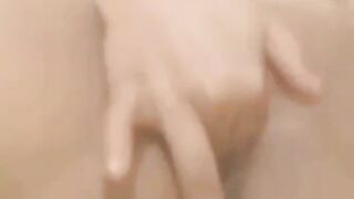 البنت الشرموطه نايمه مدخله تلاته من صوابعها بتبعبص فيه كسها اوي وتلعب  سكس نار فيه جامد وهي جسمها كله متكهرب من اللعب والبعبصه
