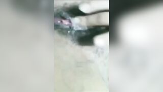 البنت الشرموطه نايمه مدخله تلاته من صوابعها بتبعبص فيه كسها اوي وتلعب  سكس نار فيه جامد وهي جسمها كله متكهرب من اللعب والبعبصه