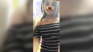الشرموطه حاطه ايموشن علي وشها وبتكلم خطيبها فيديو  سكس هندي وماسكه صدرها بتطلع فيه بيتفرج هو عليهم وتلعب في كسها هي ةولابسسه