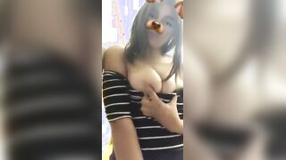 الشرموطه حاطه ايموشن علي وشها وبتكلم خطيبها فيديو  سكس هندي وماسكه صدرها بتطلع فيه بيتفرج هو عليهم وتلعب في كسها هي ةولابسسه