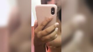 الشرموطه حاطه ايموشن علي وشها وبتكلم خطيبها فيديو  سكس هندي وماسكه صدرها بتطلع فيه بيتفرج هو عليهم وتلعب في كسها هي ةولابسسه