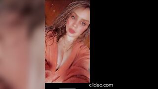 البنت الموزه بتصور جسمها الجميل لحبيبها وبتبعتوله وهي سكس هندي  لابسه القميص الاسود وبتتكلم معاه بينزل لبنه علي جسمها وهي بتتفرج علي زوبره